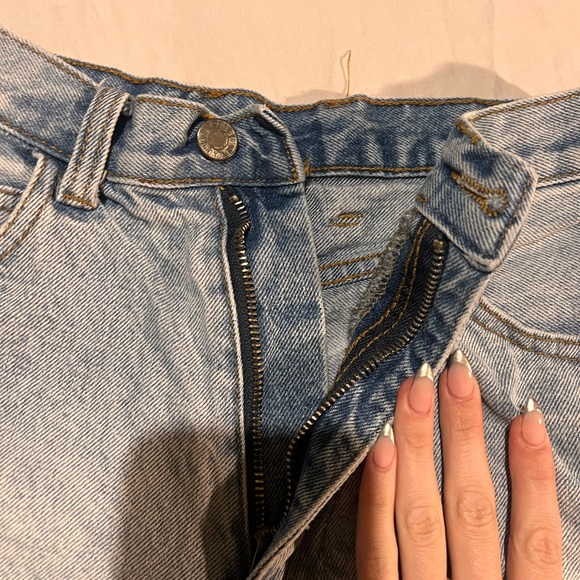 Brandy Melville Light wash Jean shorts Size small - Picture 2 of 5